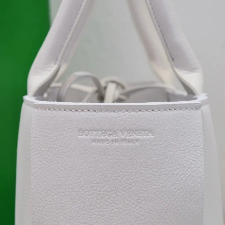 Batch 1760 medium arco pebbled grain, BottegaVeneta# official website latest pebbled grain cowhide with suede lining, SLIP tote handbag, and the logo has been changed to the side 😍The oversized woven design really makes it a huge gap from ordinary tote bags 🔗🔗Different color combinations for the inner and outer layers ⛓Daniel Lee leads the brand's DNA to continue to evolve with fresh inspiration🧬🧬showing a balanced style of luxury and reality👉: 30*20*12 Model: 9893#